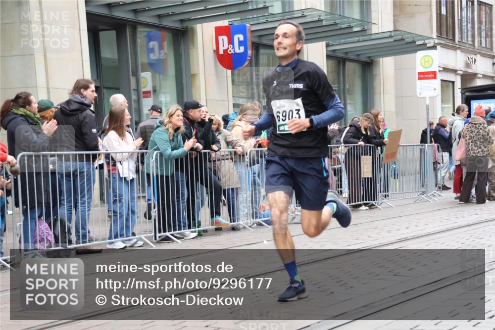 05.10.2025 - 20. swb-Marathon Bremen Strokosch-Dieckow http://msf.ph/oto/9296177 05.10.2025 12:57:47 Ziel 383, 1329, 1352, 1520, 3294, 5231, 6903, 383, 1329, 1352, 1520, 3294, 5231, 6903 meine-sportfotos.de