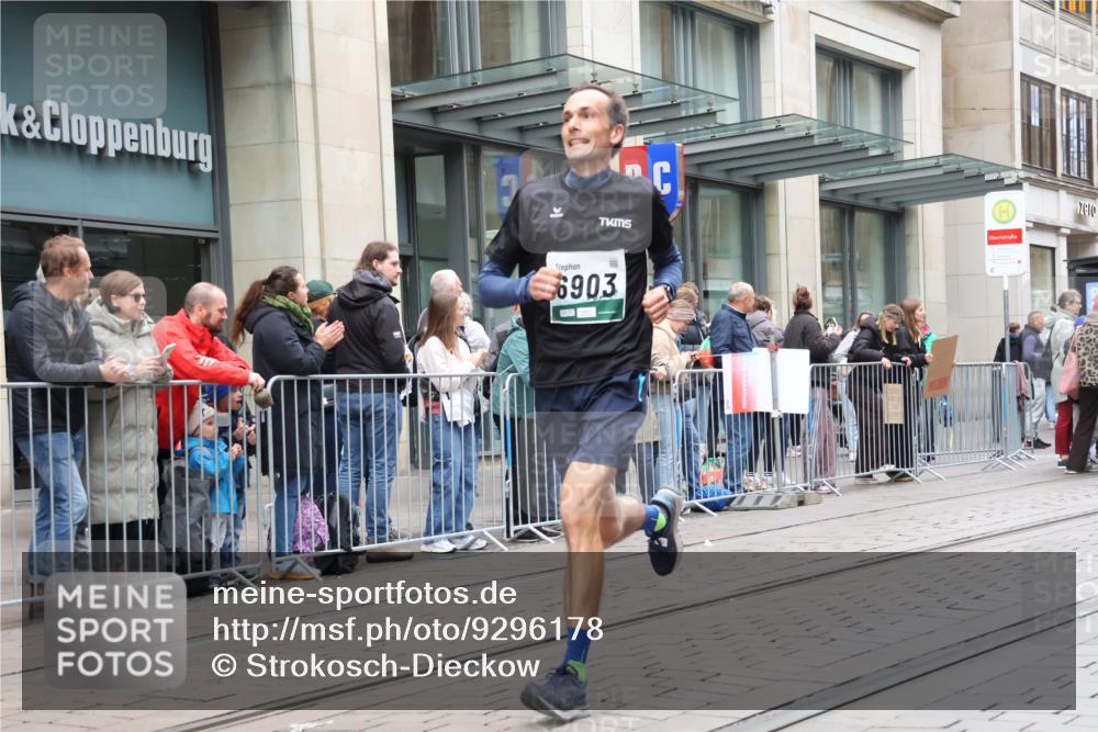 05.10.2025 - 20. swb-Marathon Bremen Strokosch-Dieckow http://msf.ph/oto/9296178 05.10.2025 12:57:47 Ziel 383, 1329, 1352, 1520, 3294, 5231, 6903, 383, 1329, 1352, 1520, 3294, 5231, 6903 meine-sportfotos.de
