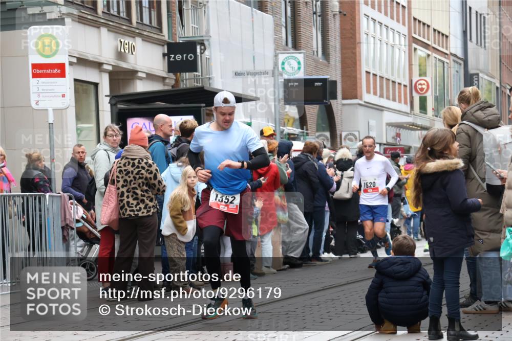 05.10.2025 - 20. swb-Marathon Bremen Strokosch-Dieckow http://msf.ph/oto/9296179 05.10.2025 12:57:52 Ziel 383, 1329, 1352, 1520, 3294, 5231, 5741, 7472, 383, 1329, 1352, 1520, 3294, 5231, 5741, 7472 meine-sportfotos.de