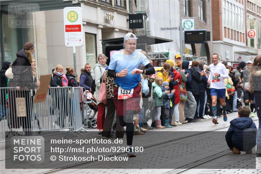 05.10.2025 - 20. swb-Marathon Bremen Strokosch-Dieckow http://msf.ph/oto/9296180 05.10.2025 12:57:52 Ziel 383, 1329, 1352, 1520, 3294, 5231, 5741, 7472, 383, 1329, 1352, 1520, 3294, 5231, 5741, 7472 meine-sportfotos.de