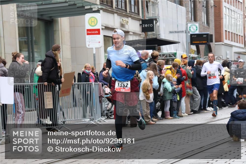 05.10.2025 - 20. swb-Marathon Bremen Strokosch-Dieckow http://msf.ph/oto/9296181 05.10.2025 12:57:53 Ziel 383, 1329, 1352, 1520, 3294, 5231, 5741, 7472, 383, 1329, 1352, 1520, 3294, 5231, 5741, 7472 meine-sportfotos.de