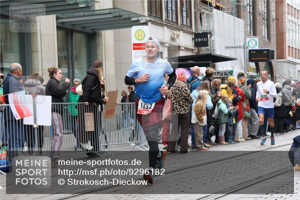 05.10.2025 - 20. swb-Marathon Bremen Strokosch-Dieckow http://msf.ph/oto/9296182 05.10.2025 12:57:53 Ziel 383, 1329, 1352, 1520, 3294, 5231, 5741, 7472, 383, 1329, 1352, 1520, 3294, 5231, 5741, 7472 meine-sportfotos.de
