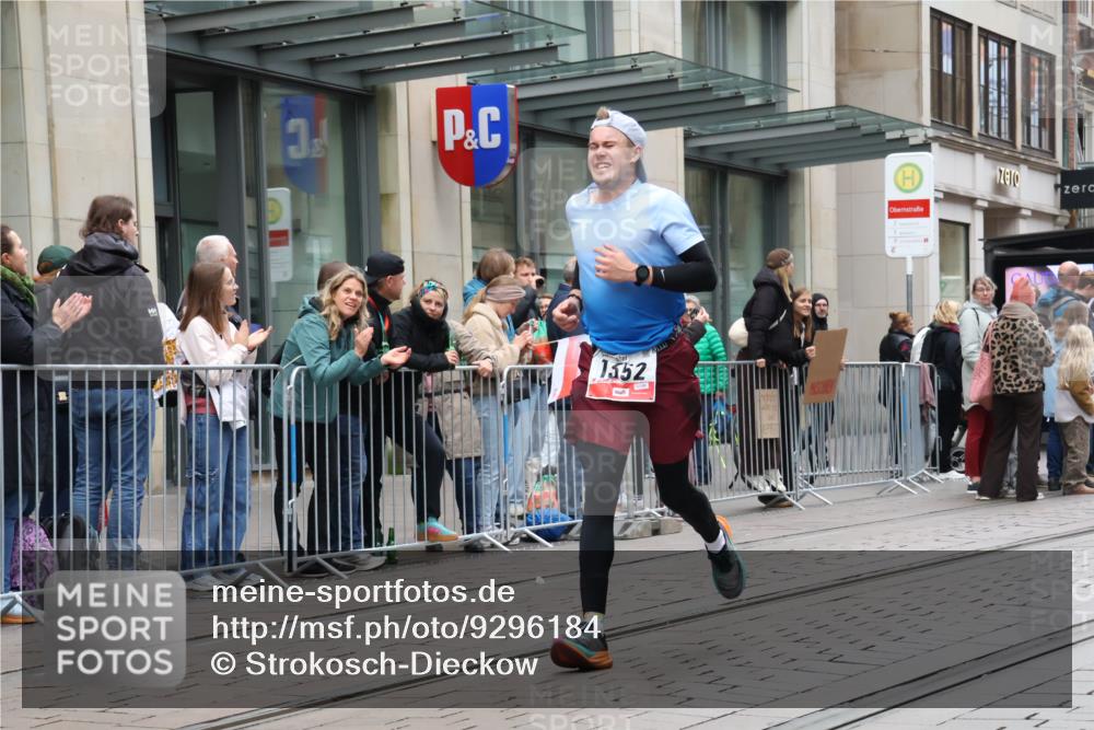 05.10.2025 - 20. swb-Marathon Bremen Strokosch-Dieckow http://msf.ph/oto/9296184 05.10.2025 12:57:54 Ziel 383, 1329, 1352, 1520, 3294, 5231, 5741, 7472, 383, 1329, 1352, 1520, 3294, 5231, 5741, 7472 meine-sportfotos.de