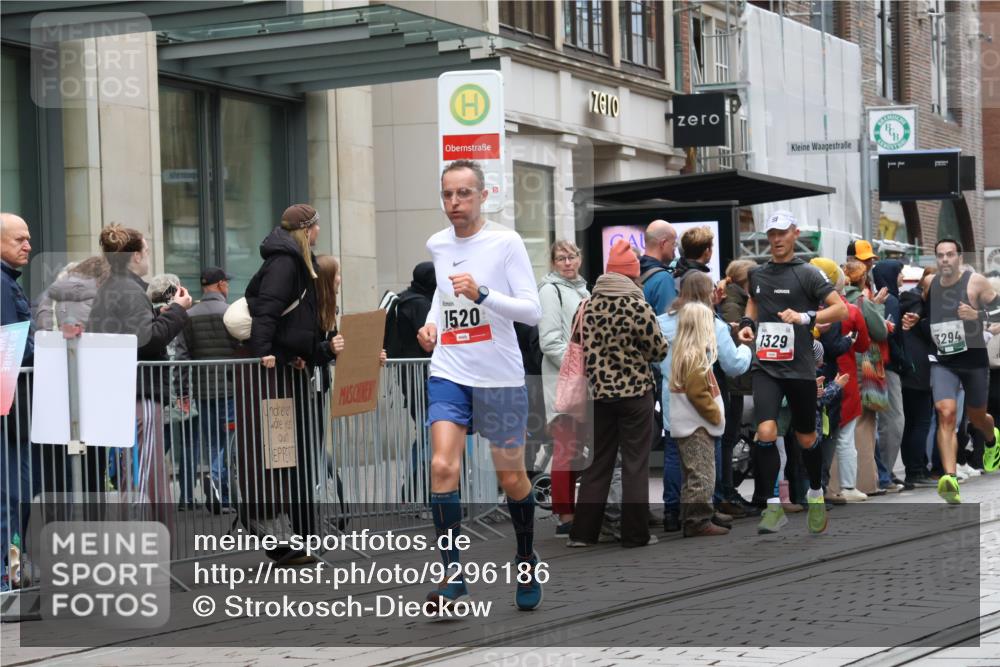 05.10.2025 - 20. swb-Marathon Bremen Strokosch-Dieckow http://msf.ph/oto/9296186 05.10.2025 12:57:56 Ziel 383, 1329, 1352, 1392, 1520, 3294, 5231, 5741, 7269, 7472, 383, 1329, 1352, 1392, 1520, 3294, 5231, 5741, 7269, 7472 meine-sportfotos.de