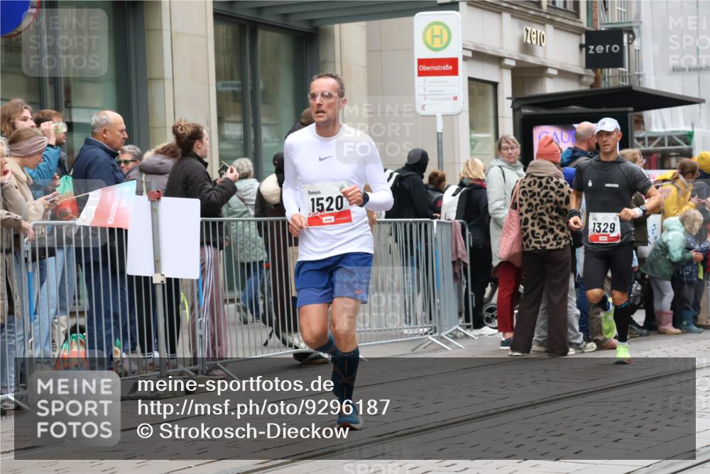 05.10.2025 - 20. swb-Marathon Bremen Strokosch-Dieckow http://msf.ph/oto/9296187 05.10.2025 12:57:56 Ziel 383, 1329, 1352, 1392, 1520, 3294, 5231, 5741, 7269, 7472, 383, 1329, 1352, 1392, 1520, 3294, 5231, 5741, 7269, 7472 meine-sportfotos.de