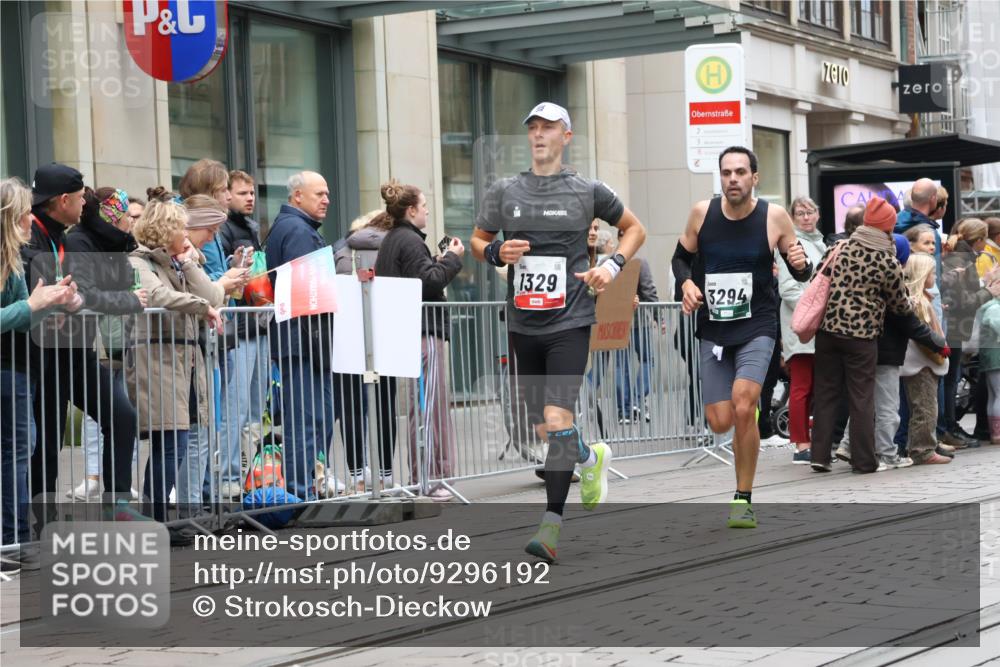 05.10.2025 - 20. swb-Marathon Bremen Strokosch-Dieckow http://msf.ph/oto/9296192 05.10.2025 12:57:58 Ziel 383, 1329, 1352, 1392, 1520, 3294, 5231, 5741, 7269, 7405, 7472, 7816, 383, 1329, 1352, 1392, 1520, 3294, 5231, 5741, 7269, 7405, 7472, 7816 meine-sportfotos.de