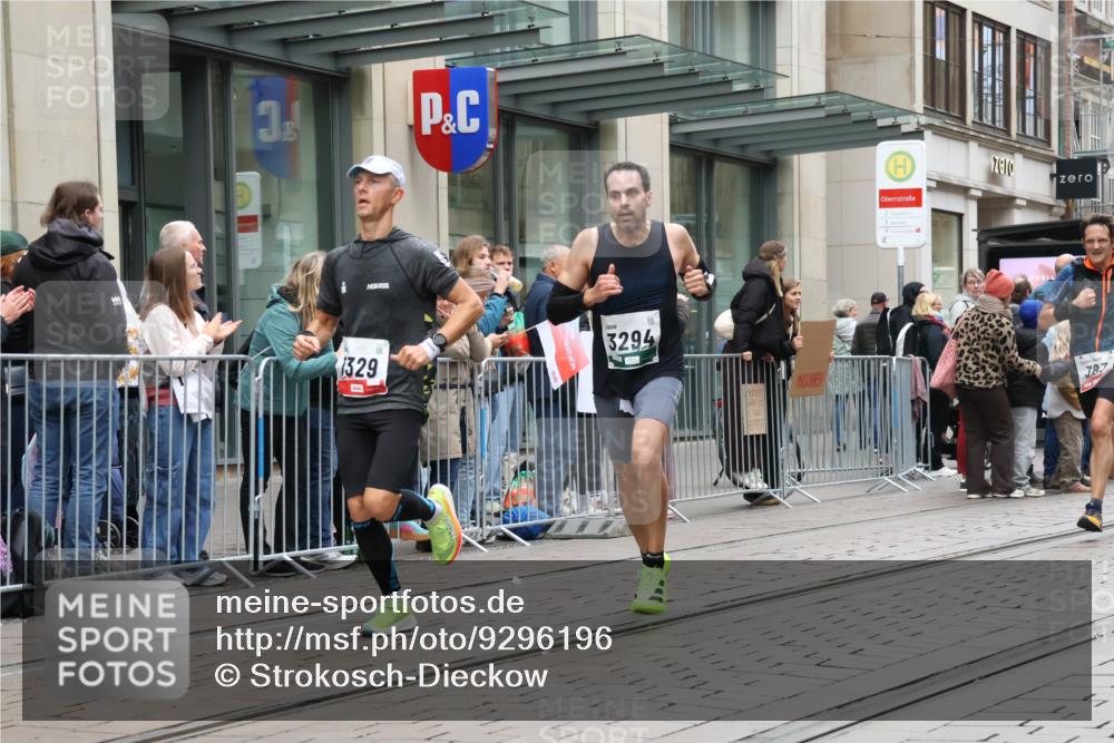 05.10.2025 - 20. swb-Marathon Bremen Strokosch-Dieckow http://msf.ph/oto/9296196 05.10.2025 12:57:59 Ziel 383, 1329, 1352, 1392, 1520, 3294, 5231, 5741, 7269, 7405, 7472, 7816, 383, 1329, 1352, 1392, 1520, 3294, 5231, 5741, 7269, 7405, 7472, 7816 meine-sportfotos.de