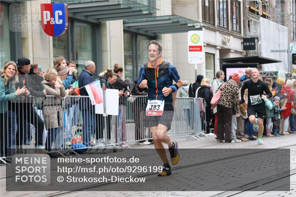 05.10.2025 - 20. swb-Marathon Bremen Strokosch-Dieckow http://msf.ph/oto/9296199 05.10.2025 12:58:00 Ziel 383, 1329, 1352, 1392, 1520, 3294, 5231, 5741, 7269, 7405, 7472, 7816, 383, 1329, 1352, 1392, 1520, 3294, 5231, 5741, 7269, 7405, 7472, 7816 meine-sportfotos.de