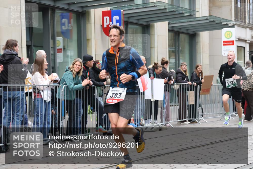 05.10.2025 - 20. swb-Marathon Bremen Strokosch-Dieckow http://msf.ph/oto/9296201 05.10.2025 12:58:01 Ziel 383, 1329, 1352, 1392, 1520, 3294, 5741, 7269, 7405, 7472, 7816, 383, 1329, 1352, 1392, 1520, 3294, 5741, 7269, 7405, 7472, 7816 meine-sportfotos.de