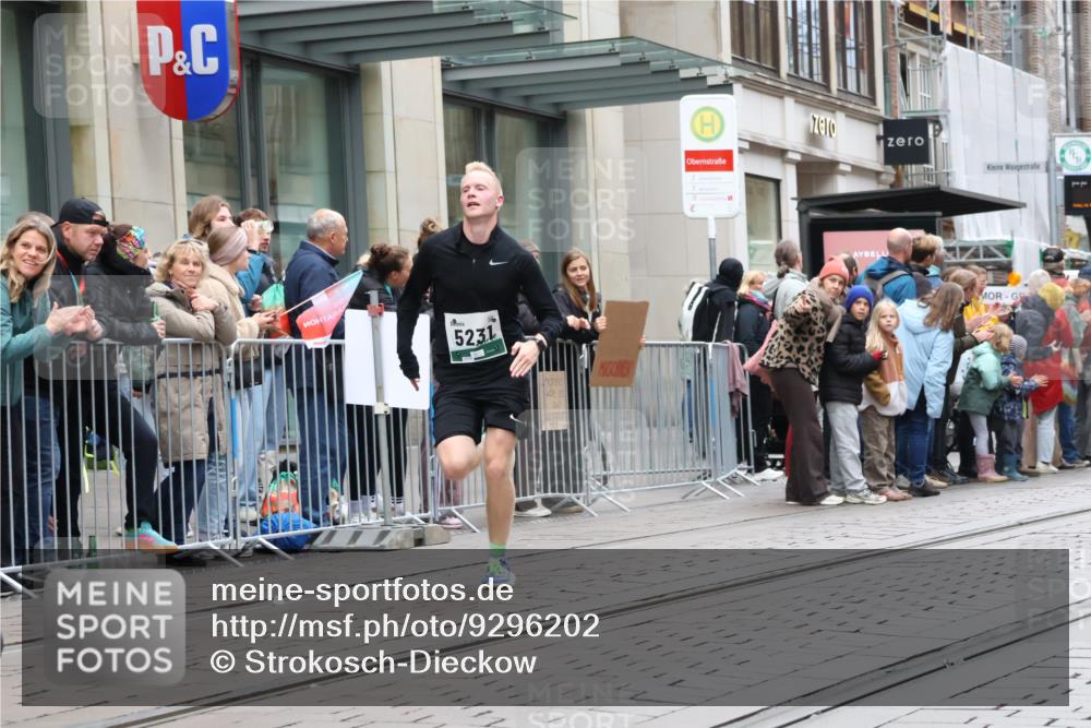 05.10.2025 - 20. swb-Marathon Bremen Strokosch-Dieckow http://msf.ph/oto/9296202 05.10.2025 12:58:02 Ziel 383, 1058, 1329, 1392, 1520, 3294, 5741, 7269, 7405, 7472, 7816, 383, 1058, 1329, 1392, 1520, 3294, 5741, 7269, 7405, 7472, 7816 meine-sportfotos.de