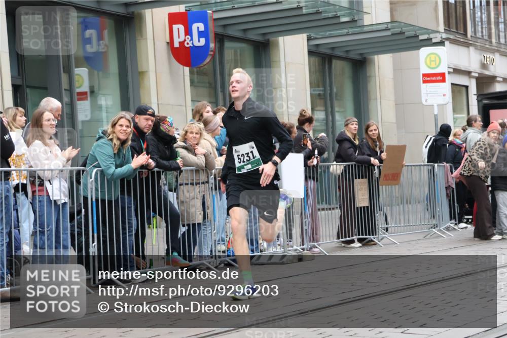 05.10.2025 - 20. swb-Marathon Bremen Strokosch-Dieckow http://msf.ph/oto/9296203 05.10.2025 12:58:02 Ziel 383, 1058, 1329, 1392, 1520, 3294, 5741, 7269, 7405, 7472, 7816, 383, 1058, 1329, 1392, 1520, 3294, 5741, 7269, 7405, 7472, 7816 meine-sportfotos.de