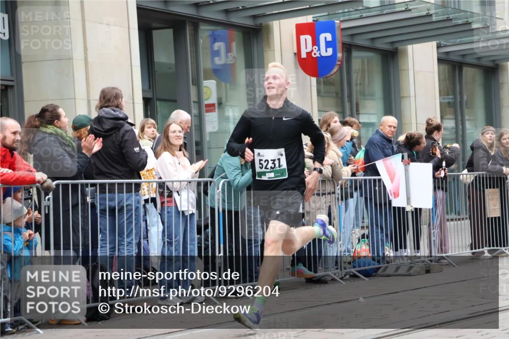 05.10.2025 - 20. swb-Marathon Bremen Strokosch-Dieckow http://msf.ph/oto/9296204 05.10.2025 12:58:02 Ziel 383, 1058, 1329, 1392, 1520, 3294, 5741, 7269, 7405, 7472, 7816, 383, 1058, 1329, 1392, 1520, 3294, 5741, 7269, 7405, 7472, 7816 meine-sportfotos.de