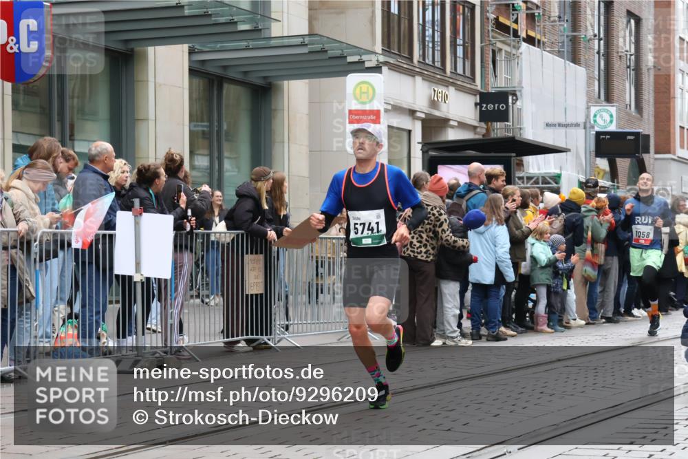 05.10.2025 - 20. swb-Marathon Bremen Strokosch-Dieckow http://msf.ph/oto/9296209 05.10.2025 12:58:11 Ziel 1058, 1258, 1392, 3705, 4867, 5741, 7269, 7405, 7472, 7816, 1058, 1258, 1392, 3705, 4867, 5741, 7269, 7405, 7472, 7816 meine-sportfotos.de