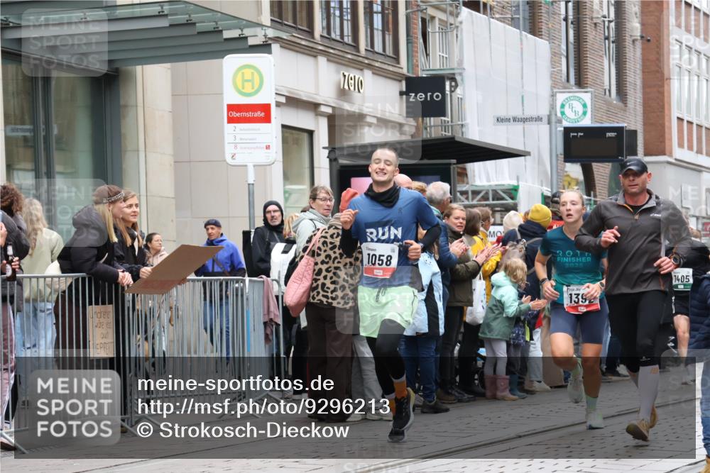 05.10.2025 - 20. swb-Marathon Bremen Strokosch-Dieckow http://msf.ph/oto/9296213 05.10.2025 12:58:13 Ziel 1058, 1258, 1392, 3705, 4867, 5741, 5815, 7269, 7405, 7472, 7816, 8520, 1058, 1258, 1392, 3705, 4867, 5741, 5815, 7269, 7405, 7472, 7816, 8520 meine-sportfotos.de