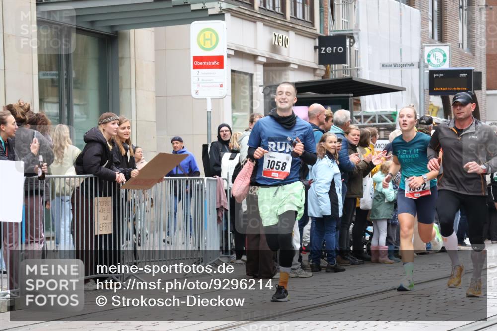 05.10.2025 - 20. swb-Marathon Bremen Strokosch-Dieckow http://msf.ph/oto/9296214 05.10.2025 12:58:13 Ziel 1058, 1258, 1392, 3705, 4867, 5741, 5815, 7269, 7405, 7472, 7816, 8520, 1058, 1258, 1392, 3705, 4867, 5741, 5815, 7269, 7405, 7472, 7816, 8520 meine-sportfotos.de