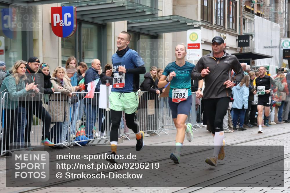 05.10.2025 - 20. swb-Marathon Bremen Strokosch-Dieckow http://msf.ph/oto/9296219 05.10.2025 12:58:15 Ziel 1058, 1258, 1392, 3705, 4867, 5741, 5815, 7269, 7405, 7472, 7764, 7816, 8520, 8593, 1058, 1258, 1392, 3705, 4867, 5741, 5815, 7269, 7405, 7472, 7764, 7816, 8520, 8593 meine-sportfotos.de
