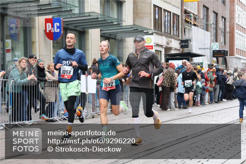05.10.2025 - 20. swb-Marathon Bremen Strokosch-Dieckow http://msf.ph/oto/9296220 05.10.2025 12:58:16 Ziel 1058, 1258, 1392, 3705, 4867, 5741, 5815, 7269, 7405, 7472, 7764, 7816, 8275, 8520, 8593, 1058, 1258, 1392, 3705, 4867, 5741, 5815, 7269, 7405, 7472, 7764, 7816, 8275, 8520, 8593 meine-sportfotos.de