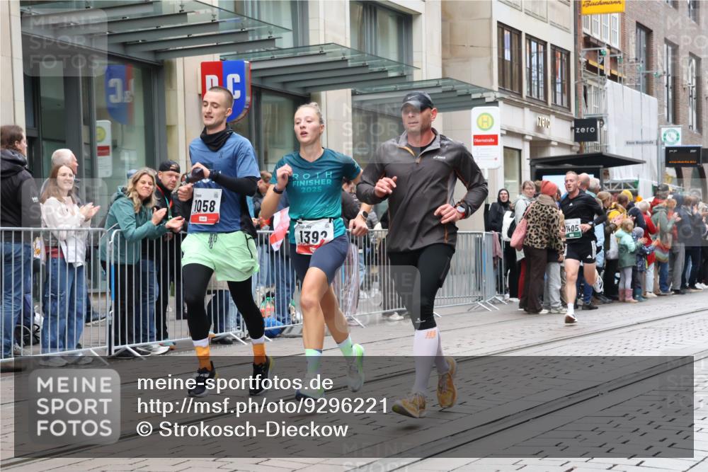 05.10.2025 - 20. swb-Marathon Bremen Strokosch-Dieckow http://msf.ph/oto/9296221 05.10.2025 12:58:16 Ziel 1058, 1258, 1392, 3705, 4867, 5741, 5815, 7269, 7405, 7472, 7764, 7816, 8275, 8520, 8593, 1058, 1258, 1392, 3705, 4867, 5741, 5815, 7269, 7405, 7472, 7764, 7816, 8275, 8520, 8593 meine-sportfotos.de
