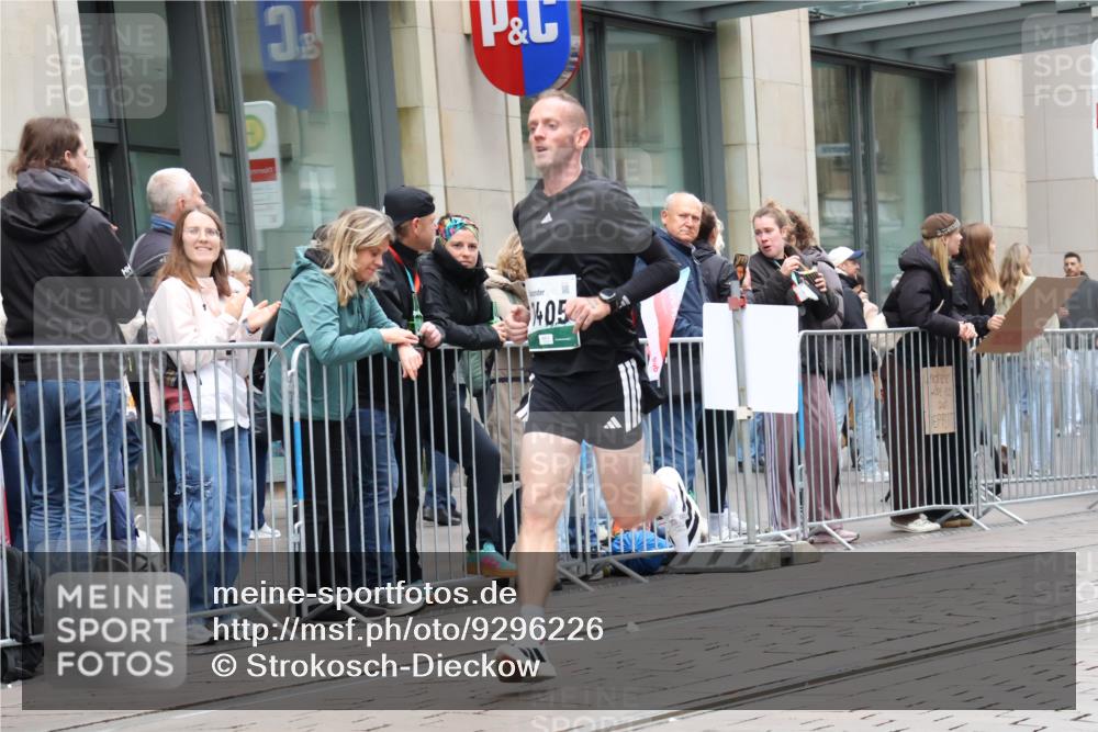05.10.2025 - 20. swb-Marathon Bremen Strokosch-Dieckow http://msf.ph/oto/9296226 05.10.2025 12:58:18 Ziel 1058, 1258, 1392, 3705, 4867, 5815, 7269, 7405, 7668, 7764, 7816, 8275, 8520, 8593, 1058, 1258, 1392, 3705, 4867, 5815, 7269, 7405, 7668, 7764, 7816, 8275, 8520, 8593 meine-sportfotos.de