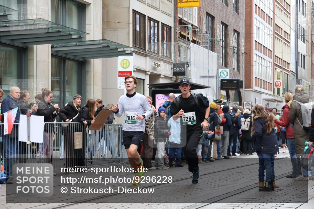 05.10.2025 - 20. swb-Marathon Bremen Strokosch-Dieckow http://msf.ph/oto/9296228 05.10.2025 12:58:19 Ziel 1058, 1258, 1392, 3705, 4867, 5815, 7269, 7405, 7668, 7764, 7816, 8275, 8520, 8593, 1058, 1258, 1392, 3705, 4867, 5815, 7269, 7405, 7668, 7764, 7816, 8275, 8520, 8593 meine-sportfotos.de