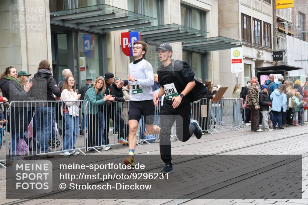 05.10.2025 - 20. swb-Marathon Bremen Strokosch-Dieckow http://msf.ph/oto/9296231 05.10.2025 12:58:20 Ziel 1058, 1258, 1392, 3705, 4867, 5815, 7269, 7405, 7668, 7764, 7816, 8275, 8520, 8593, 1058, 1258, 1392, 3705, 4867, 5815, 7269, 7405, 7668, 7764, 7816, 8275, 8520, 8593 meine-sportfotos.de