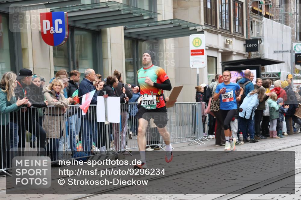 05.10.2025 - 20. swb-Marathon Bremen Strokosch-Dieckow http://msf.ph/oto/9296234 05.10.2025 12:58:23 Ziel 1058, 1258, 3580, 3705, 4867, 5495, 5815, 7405, 7668, 7764, 8275, 8520, 8593, 1058, 1258, 3580, 3705, 4867, 5495, 5815, 7405, 7668, 7764, 8275, 8520, 8593 meine-sportfotos.de