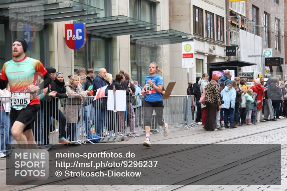 05.10.2025 - 20. swb-Marathon Bremen Strokosch-Dieckow http://msf.ph/oto/9296237 05.10.2025 12:58:24 Ziel 1058, 1258, 3580, 3705, 4867, 5470, 5495, 5815, 7668, 7764, 8275, 8520, 8593, 1058, 1258, 3580, 3705, 4867, 5470, 5495, 5815, 7668, 7764, 8275, 8520, 8593 meine-sportfotos.de