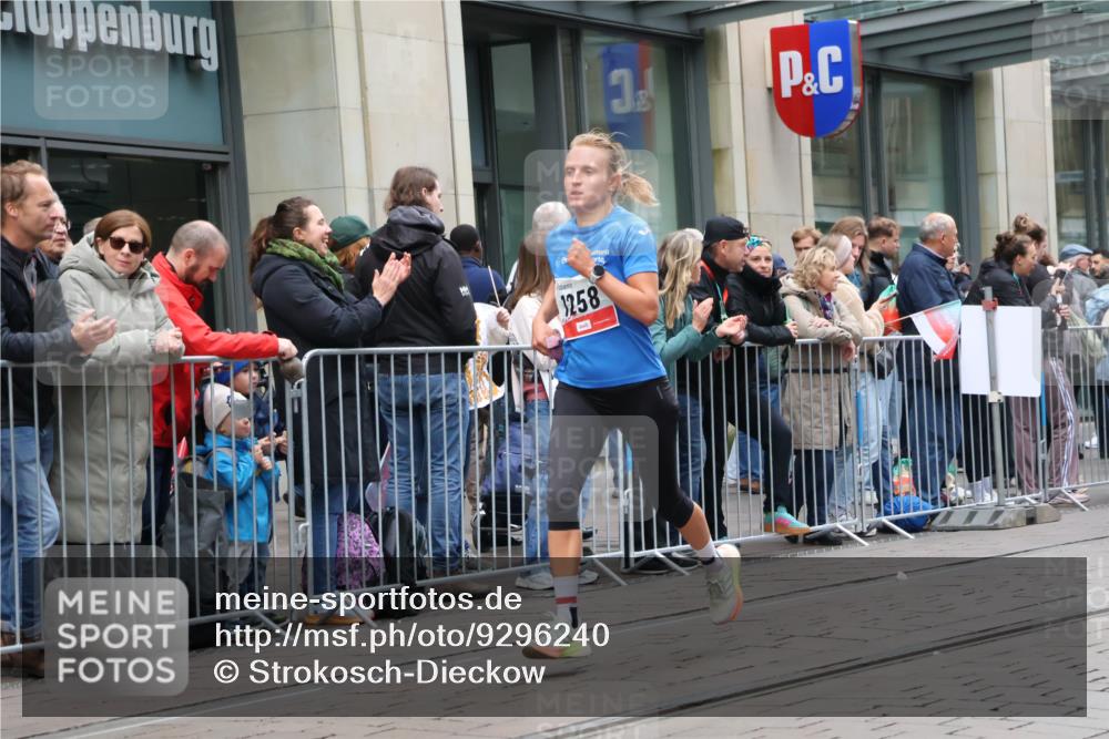 05.10.2025 - 20. swb-Marathon Bremen Strokosch-Dieckow http://msf.ph/oto/9296240 05.10.2025 12:58:26 Ziel 1058, 1258, 3580, 3705, 4867, 5470, 5495, 5815, 7668, 7764, 8275, 8520, 8593, 1058, 1258, 3580, 3705, 4867, 5470, 5495, 5815, 7668, 7764, 8275, 8520, 8593 meine-sportfotos.de