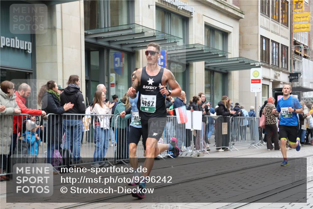 05.10.2025 - 20. swb-Marathon Bremen Strokosch-Dieckow http://msf.ph/oto/9296242 05.10.2025 12:58:33 Ziel 3435, 3580, 4664, 4867, 5470, 5495, 5815, 7668, 7764, 8053, 8275, 8520, 8593, 3435, 3580, 4664, 4867, 5470, 5495, 5815, 7668, 7764, 8053, 8275, 8520, 8593 meine-sportfotos.de