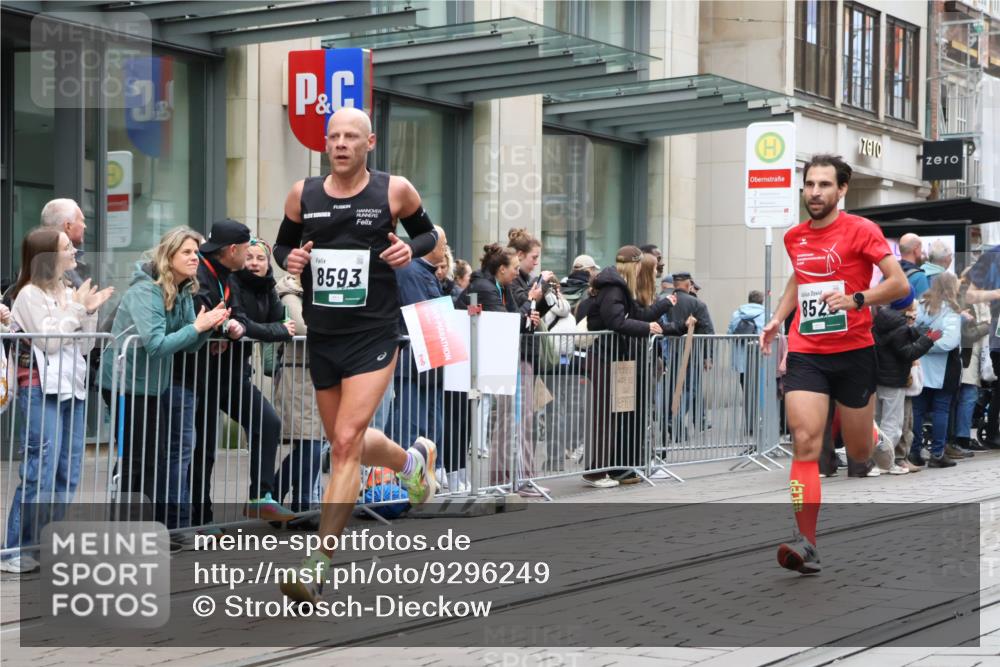 05.10.2025 - 20. swb-Marathon Bremen Strokosch-Dieckow http://msf.ph/oto/9296249 05.10.2025 12:58:36 Ziel 3435, 3580, 4664, 5470, 5495, 5815, 7668, 7764, 8053, 8275, 8520, 8593, 3435, 3580, 4664, 5470, 5495, 5815, 7668, 7764, 8053, 8275, 8520, 8593 meine-sportfotos.de