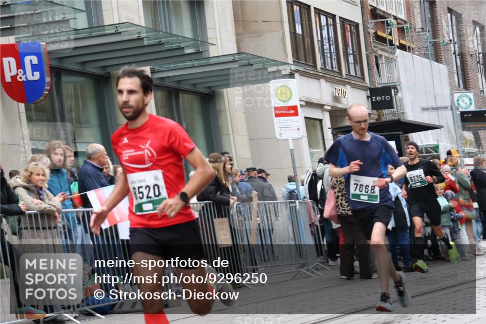 05.10.2025 - 20. swb-Marathon Bremen Strokosch-Dieckow http://msf.ph/oto/9296250 05.10.2025 12:58:36 Ziel 3435, 3580, 4664, 5470, 5495, 5815, 7668, 7764, 8053, 8275, 8520, 8593, 3435, 3580, 4664, 5470, 5495, 5815, 7668, 7764, 8053, 8275, 8520, 8593 meine-sportfotos.de