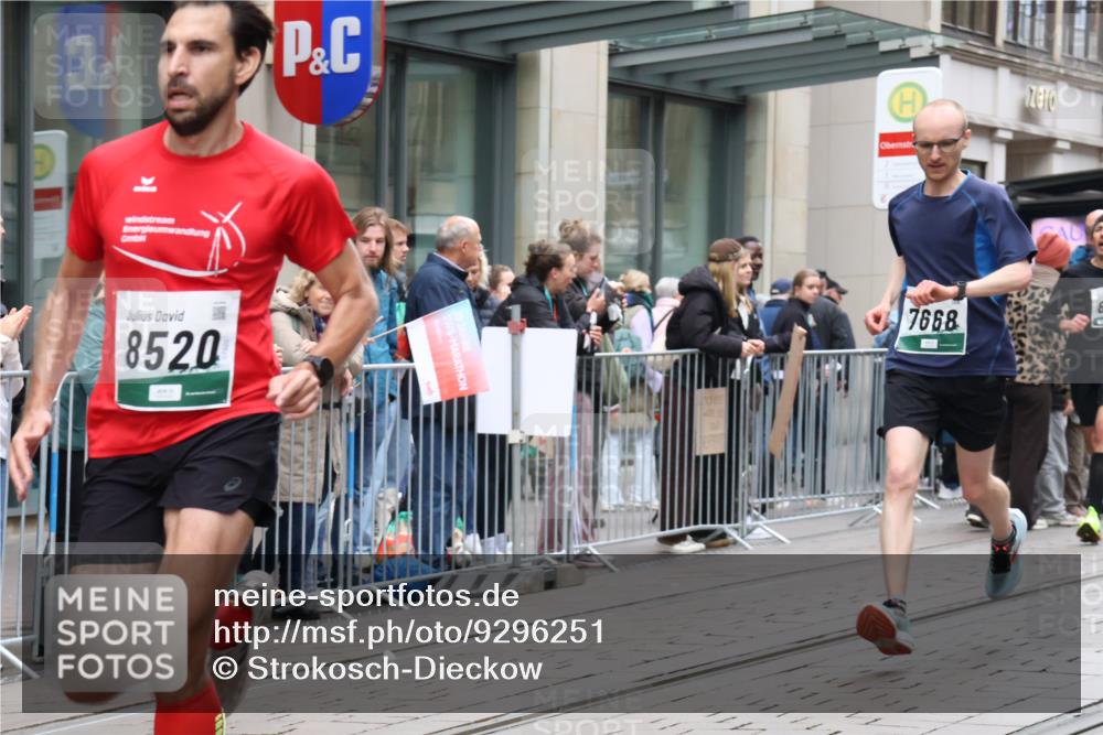 05.10.2025 - 20. swb-Marathon Bremen Strokosch-Dieckow http://msf.ph/oto/9296251 05.10.2025 12:58:37 Ziel 3435, 3580, 4664, 5470, 5495, 5815, 7668, 7764, 8053, 8275, 8520, 8593, 3435, 3580, 4664, 5470, 5495, 5815, 7668, 7764, 8053, 8275, 8520, 8593 meine-sportfotos.de
