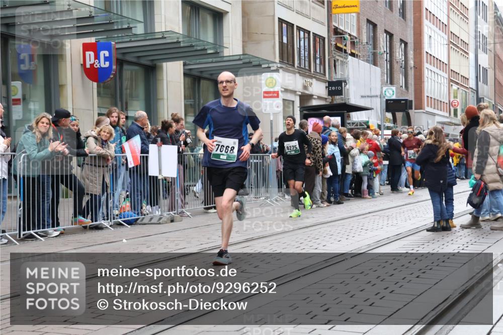 05.10.2025 - 20. swb-Marathon Bremen Strokosch-Dieckow http://msf.ph/oto/9296252 05.10.2025 12:58:37 Ziel 3435, 3580, 4664, 5470, 5495, 5815, 7668, 7764, 8053, 8275, 8520, 8593, 3435, 3580, 4664, 5470, 5495, 5815, 7668, 7764, 8053, 8275, 8520, 8593 meine-sportfotos.de