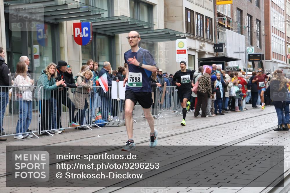 05.10.2025 - 20. swb-Marathon Bremen Strokosch-Dieckow http://msf.ph/oto/9296253 05.10.2025 12:58:37 Ziel 3435, 3580, 4664, 5470, 5495, 5815, 7668, 7764, 8053, 8275, 8520, 8593, 3435, 3580, 4664, 5470, 5495, 5815, 7668, 7764, 8053, 8275, 8520, 8593 meine-sportfotos.de