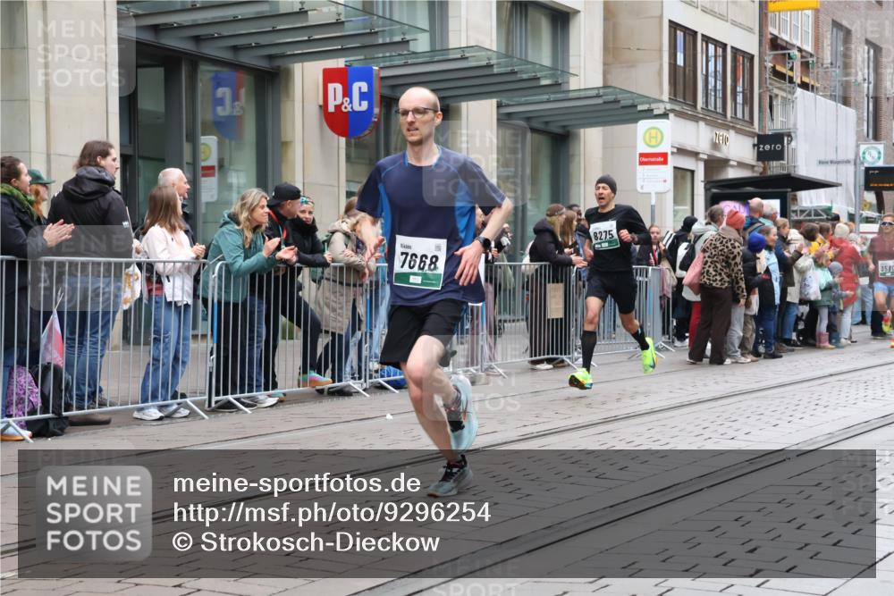 05.10.2025 - 20. swb-Marathon Bremen Strokosch-Dieckow http://msf.ph/oto/9296254 05.10.2025 12:58:38 Ziel 3435, 3580, 4664, 5470, 5495, 7668, 7764, 8053, 8275, 8593, 3435, 3580, 4664, 5470, 5495, 7668, 7764, 8053, 8275, 8593 meine-sportfotos.de