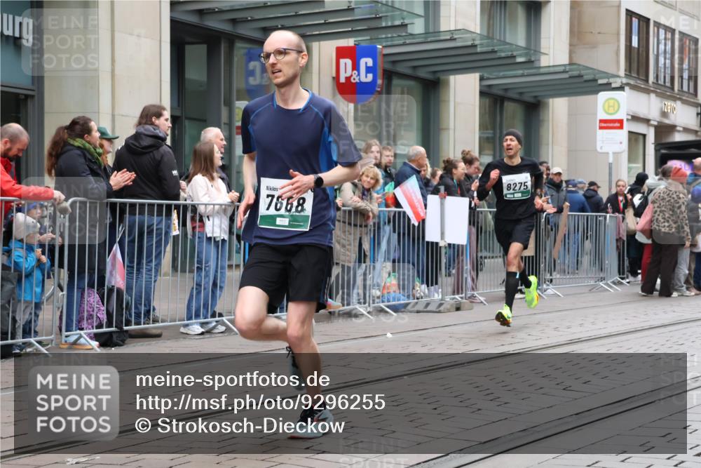 05.10.2025 - 20. swb-Marathon Bremen Strokosch-Dieckow http://msf.ph/oto/9296255 05.10.2025 12:58:38 Ziel 3435, 3580, 4664, 5470, 5495, 7668, 7764, 8053, 8275, 8593, 3435, 3580, 4664, 5470, 5495, 7668, 7764, 8053, 8275, 8593 meine-sportfotos.de