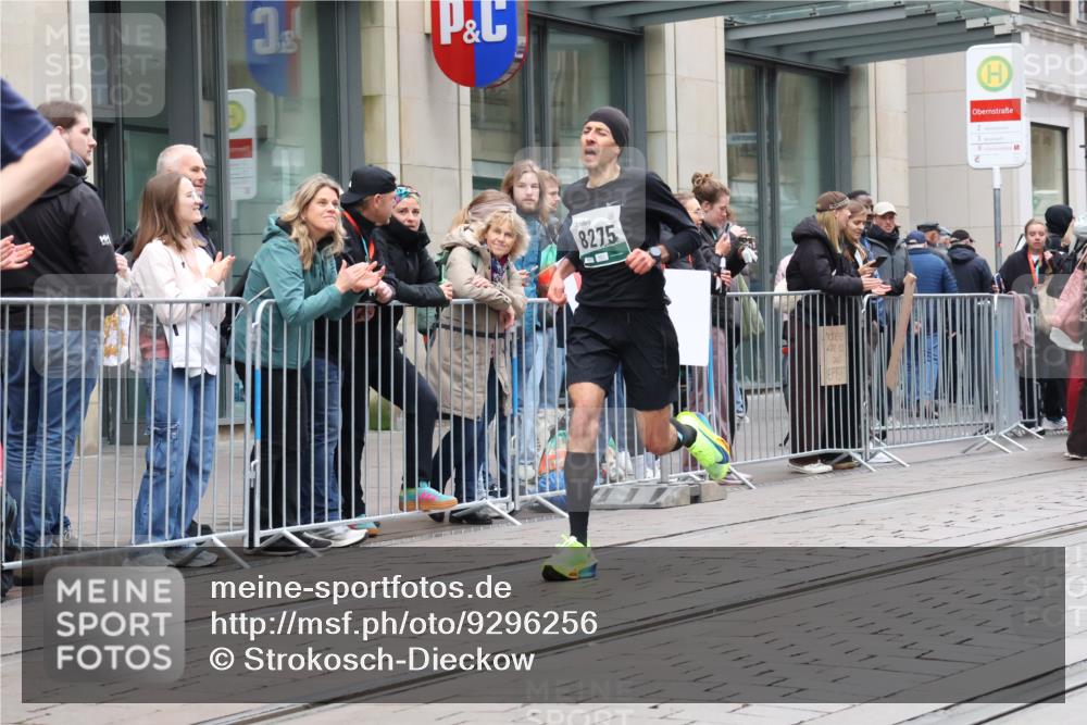05.10.2025 - 20. swb-Marathon Bremen Strokosch-Dieckow http://msf.ph/oto/9296256 05.10.2025 12:58:38 Ziel 3435, 3580, 4664, 5470, 5495, 7668, 7764, 8053, 8275, 8593, 3435, 3580, 4664, 5470, 5495, 7668, 7764, 8053, 8275, 8593 meine-sportfotos.de