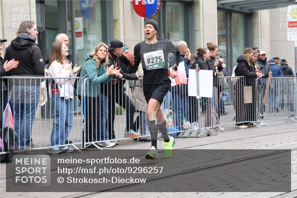 05.10.2025 - 20. swb-Marathon Bremen Strokosch-Dieckow http://msf.ph/oto/9296257 05.10.2025 12:58:38 Ziel 3435, 3580, 4664, 5470, 5495, 7668, 7764, 8053, 8275, 8593, 3435, 3580, 4664, 5470, 5495, 7668, 7764, 8053, 8275, 8593 meine-sportfotos.de