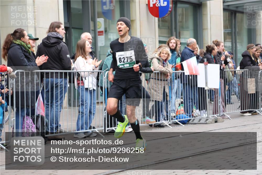 05.10.2025 - 20. swb-Marathon Bremen Strokosch-Dieckow http://msf.ph/oto/9296258 05.10.2025 12:58:39 Ziel 2385, 3435, 3580, 4664, 5470, 5495, 7668, 7764, 8053, 8275, 8593, 2385, 3435, 3580, 4664, 5470, 5495, 7668, 7764, 8053, 8275, 8593 meine-sportfotos.de