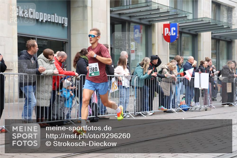 05.10.2025 - 20. swb-Marathon Bremen Strokosch-Dieckow http://msf.ph/oto/9296260 05.10.2025 12:58:42 Ziel 2130, 2385, 3435, 3580, 4158, 4664, 5470, 5495, 7668, 8053, 2130, 2385, 3435, 3580, 4158, 4664, 5470, 5495, 7668, 8053 meine-sportfotos.de