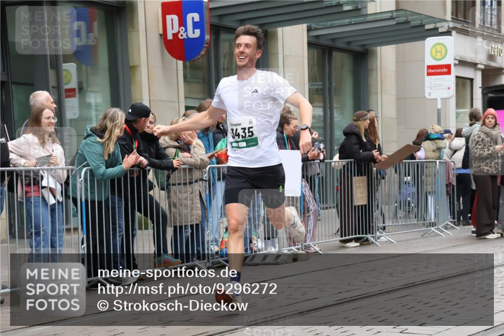 05.10.2025 - 20. swb-Marathon Bremen Strokosch-Dieckow http://msf.ph/oto/9296272 05.10.2025 12:58:49 Ziel 623, 2130, 2385, 3219, 3391, 3435, 4158, 4664, 5470, 5908, 6224, 6423, 8053, 623, 2130, 2385, 3219, 3391, 3435, 4158, 4664, 5470, 5908, 6224, 6423, 8053 meine-sportfotos.de