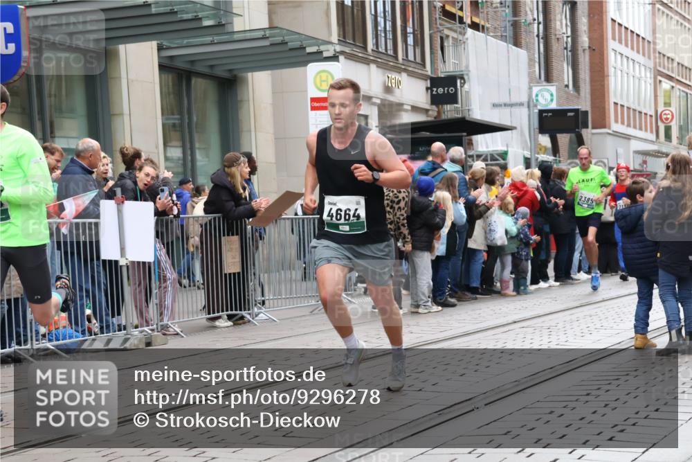 05.10.2025 - 20. swb-Marathon Bremen Strokosch-Dieckow http://msf.ph/oto/9296278 05.10.2025 12:58:54 Ziel 623, 945, 2130, 2385, 3219, 3391, 4158, 4664, 5908, 6224, 6423, 6912, 7834, 8053, 9095, 623, 945, 2130, 2385, 3219, 3391, 4158, 4664, 5908, 6224, 6423, 6912, 7834, 8053, 9095 meine-sportfotos.de