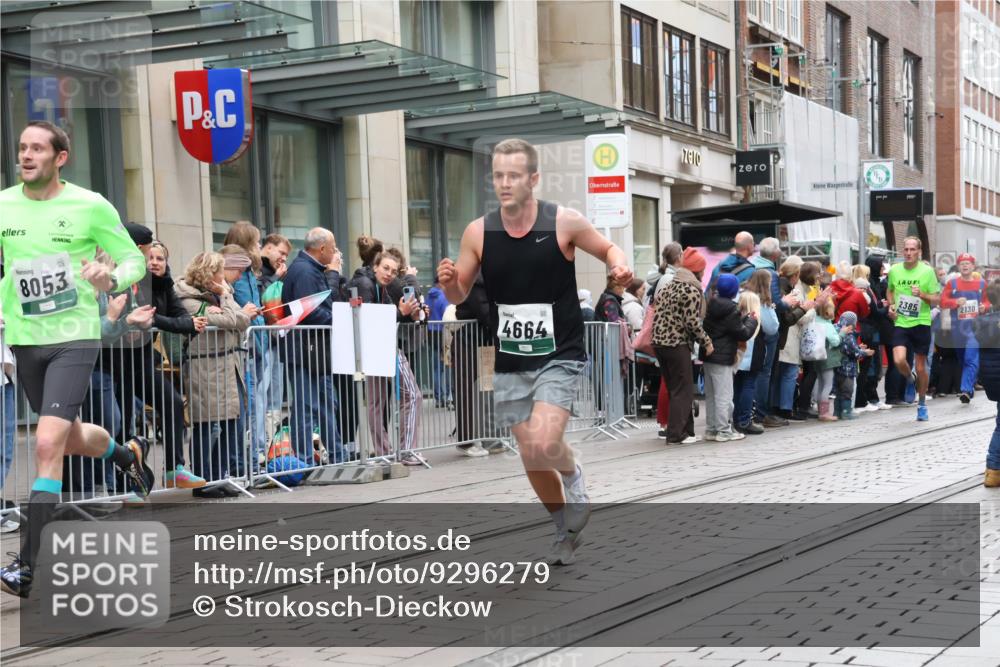 05.10.2025 - 20. swb-Marathon Bremen Strokosch-Dieckow http://msf.ph/oto/9296279 05.10.2025 12:58:54 Ziel 623, 945, 2130, 2385, 3219, 3391, 4158, 4664, 5908, 6224, 6423, 6912, 7834, 8053, 9095, 623, 945, 2130, 2385, 3219, 3391, 4158, 4664, 5908, 6224, 6423, 6912, 7834, 8053, 9095 meine-sportfotos.de