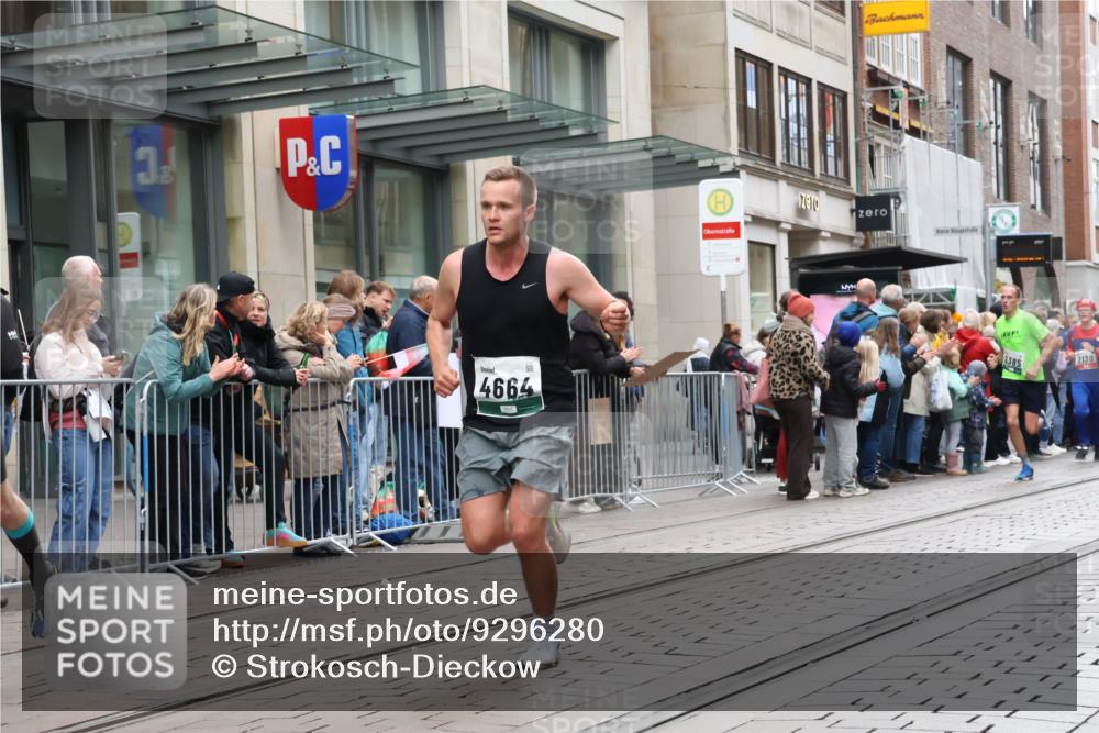 05.10.2025 - 20. swb-Marathon Bremen Strokosch-Dieckow http://msf.ph/oto/9296280 05.10.2025 12:58:54 Ziel 623, 945, 2130, 2385, 3219, 3391, 4158, 4664, 5908, 6224, 6423, 6912, 7834, 8053, 9095, 623, 945, 2130, 2385, 3219, 3391, 4158, 4664, 5908, 6224, 6423, 6912, 7834, 8053, 9095 meine-sportfotos.de