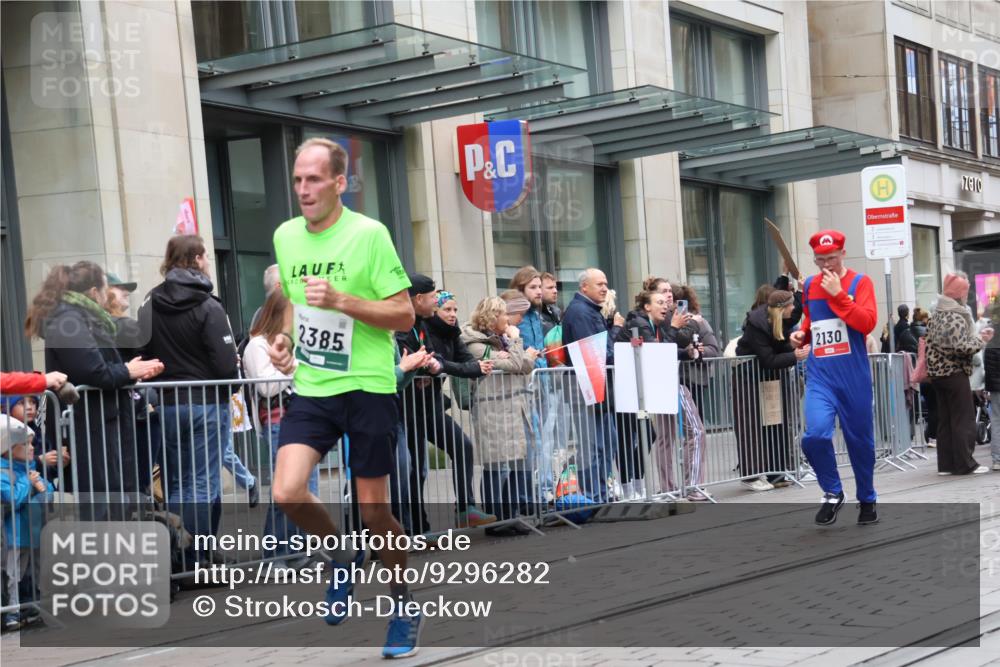 05.10.2025 - 20. swb-Marathon Bremen Strokosch-Dieckow http://msf.ph/oto/9296282 05.10.2025 12:58:58 Ziel 623, 945, 2130, 2385, 3219, 3391, 4158, 4631, 4664, 5908, 6224, 6423, 6912, 7834, 9095, 623, 945, 2130, 2385, 3219, 3391, 4158, 4631, 4664, 5908, 6224, 6423, 6912, 7834, 9095 meine-sportfotos.de