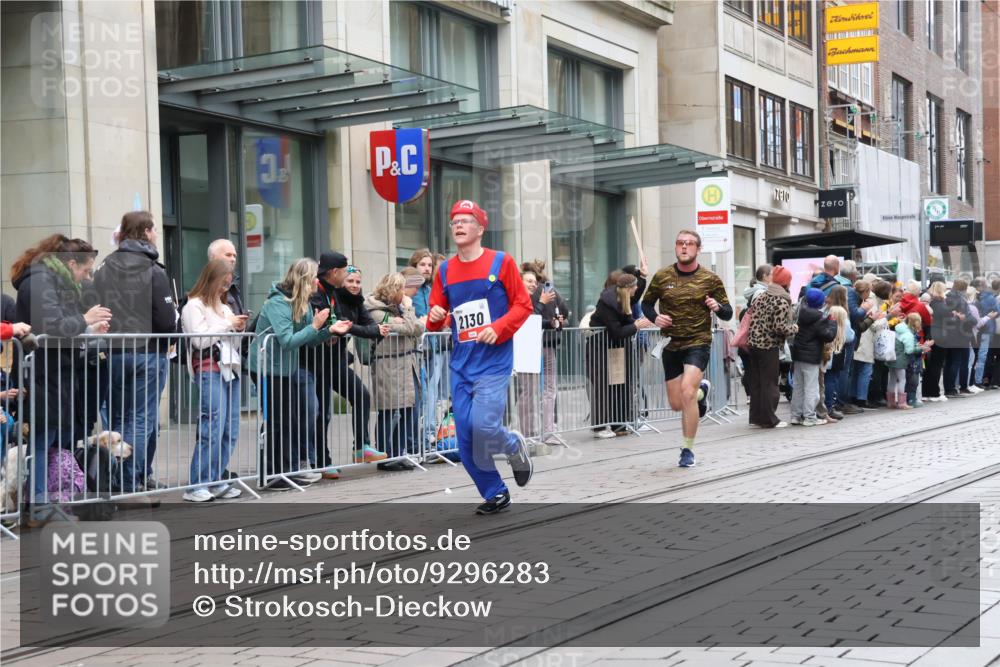 05.10.2025 - 20. swb-Marathon Bremen Strokosch-Dieckow http://msf.ph/oto/9296283 05.10.2025 12:58:59 Ziel 623, 945, 2130, 2385, 2967, 3219, 3391, 4158, 4369, 4631, 5908, 6224, 6423, 6912, 7834, 9095, 623, 945, 2130, 2385, 2967, 3219, 3391, 4158, 4369, 4631, 5908, 6224, 6423, 6912, 7834, 9095 meine-sportfotos.de