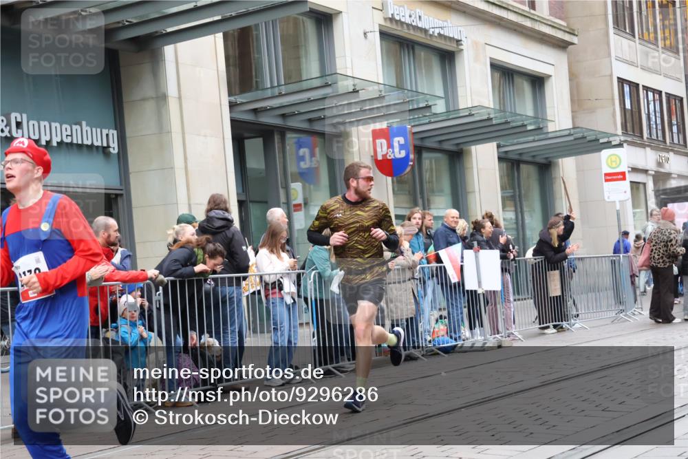 05.10.2025 - 20. swb-Marathon Bremen Strokosch-Dieckow http://msf.ph/oto/9296286 05.10.2025 12:59:00 Ziel 623, 945, 2130, 2385, 2967, 3219, 3391, 4158, 4369, 4631, 5908, 6224, 6423, 6912, 7834, 9095, 623, 945, 2130, 2385, 2967, 3219, 3391, 4158, 4369, 4631, 5908, 6224, 6423, 6912, 7834, 9095 meine-sportfotos.de