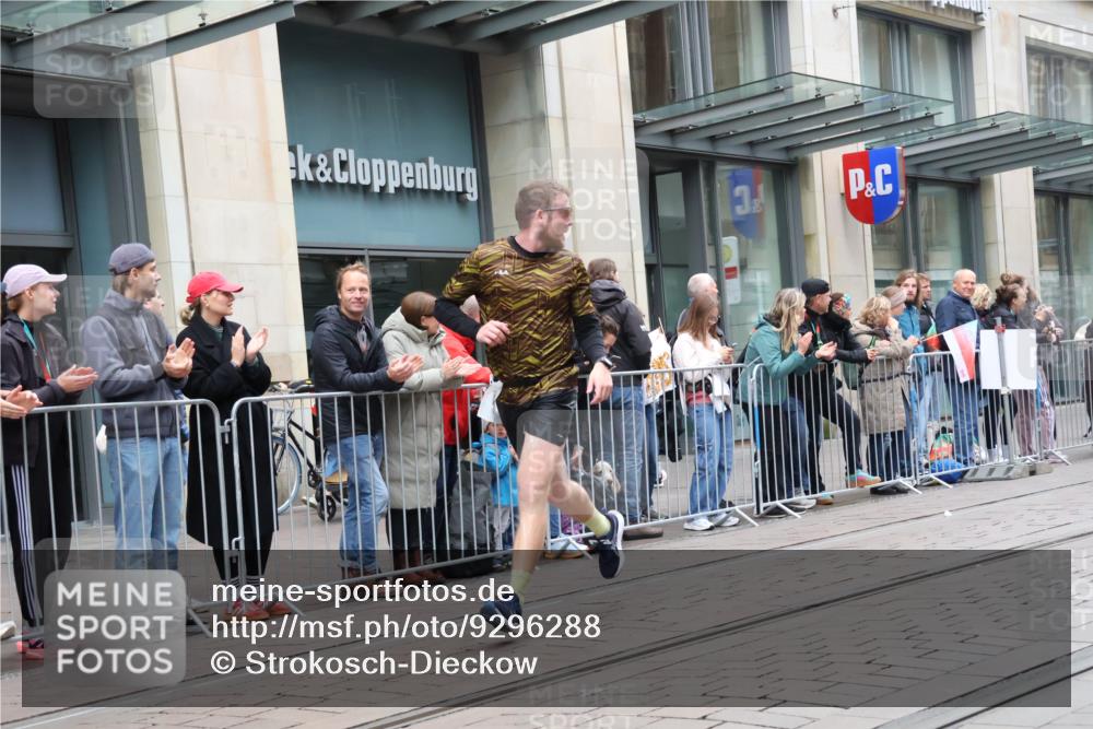 05.10.2025 - 20. swb-Marathon Bremen Strokosch-Dieckow http://msf.ph/oto/9296288 05.10.2025 12:59:01 Ziel 623, 945, 2130, 2385, 2967, 3219, 3391, 4158, 4369, 4631, 5908, 6224, 6423, 6912, 7834, 9095, 623, 945, 2130, 2385, 2967, 3219, 3391, 4158, 4369, 4631, 5908, 6224, 6423, 6912, 7834, 9095 meine-sportfotos.de