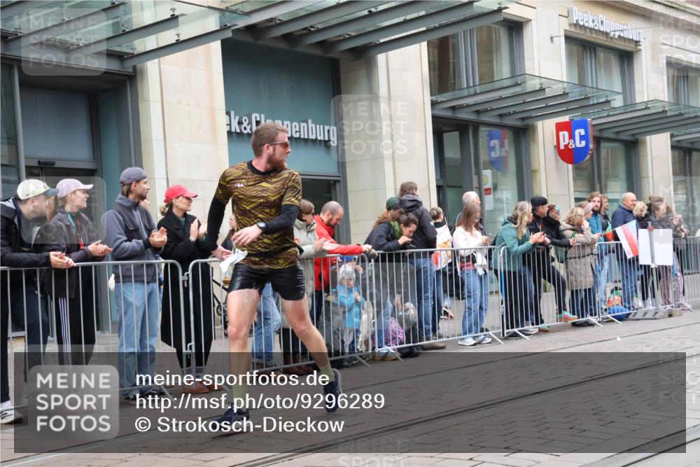 05.10.2025 - 20. swb-Marathon Bremen Strokosch-Dieckow http://msf.ph/oto/9296289 05.10.2025 12:59:01 Ziel 623, 945, 2130, 2385, 2967, 3219, 3391, 4158, 4369, 4631, 5908, 6224, 6423, 6912, 7834, 9095, 623, 945, 2130, 2385, 2967, 3219, 3391, 4158, 4369, 4631, 5908, 6224, 6423, 6912, 7834, 9095 meine-sportfotos.de