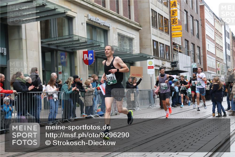 05.10.2025 - 20. swb-Marathon Bremen Strokosch-Dieckow http://msf.ph/oto/9296290 05.10.2025 12:59:03 Ziel 133, 623, 945, 2130, 2385, 2967, 3219, 3391, 4158, 4369, 4631, 5908, 6224, 6423, 6912, 7834, 9095, 133, 623, 945, 2130, 2385, 2967, 3219, 3391, 4158, 4369, 4631, 5908, 6224, 6423, 6912, 7834, 9095 meine-sportfotos.de